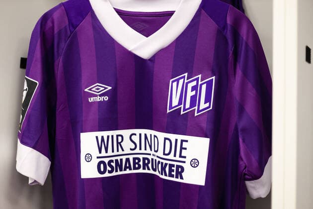 Sport Themen der Woche KW51 Sport Bilder des Tages Fussball - Testspiel - VfL Osnabrück - FC Schalke 04 am 22.12.2022 an der Bremer Brücke in Osnabrück VFL Trikot Sonderedition für das Testspiel mit der Aufschrift Wir wind die Osnabrücker auf der Brust und terre des homes Sponsor auf dem Ärmel *** Football test match VfL Osnabrück FC Schalke 04 on 22 12 2022 at the Bremer Brücke in Osnabrück VFL jersey special edition for the test match with the inscription We wind the Osnabrücker on the chest and terre des homes sponsor on the sleeve PD