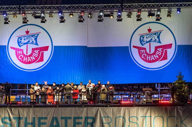Sport Themen der Woche KW51 Sport Bilder des Tages Rostock, Deutschland 22. Dezember 2022: 2. BL - 2022 2023 - Weihnachtssingen FC Hansa Rostock Der Chor vom Volkstheater singt auf der Bühne *** Rostock, Germany 22 December 2022 2 BL 2022 2023 Christmas singing FC Hansa Rostock The choir from the Volkstheater sings on stage Copyright: xFotostandx xVoelkerx