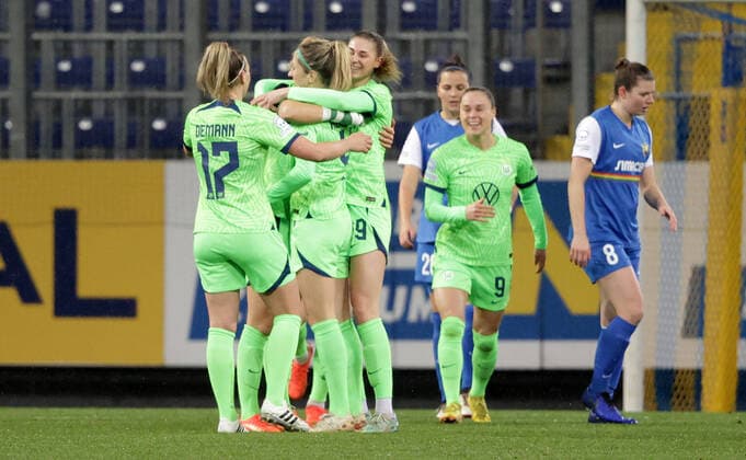 Sport Themen der Woche KW51 Sport Bilder des Tages WOMEN SOCCER - UEFA CL, Sankt Poelten vs Wolfsburg SANKT POELTEN,AUSTRIA,22.DEC.22 - WOMEN SOCCER - UEFA Women s Champions League, group stage, SKN Sankt Poelten vs VfL Wolfsburg. Image shows the rejoicing of Lena Lattwein (Wolfsburg) and her team.  GEPAxpictures xWalterxLuger