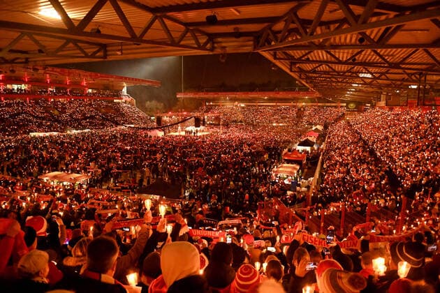 IMAGO Iconic Moments, Fußball IMAGO Iconic Moments, Fußball Bilder des Jahres 2022, Sport 12 Dezember Sport Themen der Woche KW51 Sport Bilder des Tages Fussball, Herren, Saison 2022 2023, 1. Bundesliga, 1. FC Union Berlin, 20. Weihnachtssingen im Stadion An der Alten Försterei, Übersicht zu Beginn des Singens, 23.12. 2022, *** Football, men, season 2022 2023, 1 Bundesliga, 1 FC Union Berlin, 20 Christmas singing in the stadium An der Alten Försterei, overview at the beginning of the singing, 23 12 2022, Copyright: xMatthiasxKochx