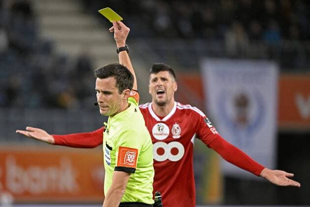 Sport Themen der Woche KW51 Sport Bilder des Tages GENT, BELGIUM - DECEMBER 23 : Perica Stipe forward of Standard Liege receives a yellow card from referee Lambrechts Erik during the Jupiler Pro League match between KAA Gent and Standard de Liege in the Ghelamco Arena stadium on December 23, 2022 in Gent, Belgium, 23 12 2022 ( KAA Gent v Standard Liege - Jupiler Pro League PhotoNews Panoramic 