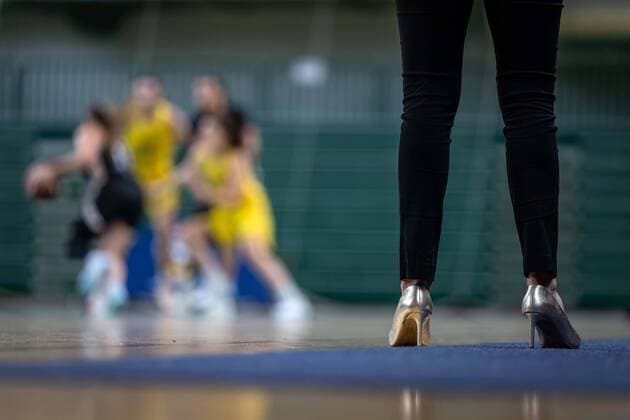 Bilder des Jahres 2022, Sport 12 Dezember Sport Themen der Woche KW51 Basketball Berlin 23.12.2022 Saison 2022 2023 1. Bundesliga DBBL Alba Berlin - TK Hannover Luchse Die Schuhe von Sidney Parsons (Hannover, Trainer) Trainerin *** Basketball Berlin 23 12 2022 Season 2022 2023 1 Bundesliga DBBL Alba Berlin TK Hannover Luchse The shoes of Sidney Parsons Hannover, coach trainer
