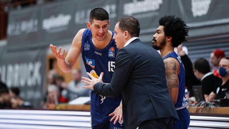 26 12 2022, Wuerzburg Baskets vs HAKRO Merlins Crailsheim, easyCredit BBL, 11 matchday, Germany, Wuerzburg, tectake Arena, In picture from left Bogdan Radosavljevic HAKRO Merlins Crailsheim , Head Coach Nikola Markovic HAKRO Merlins Crailsheim and Otis Livingston II HAKRO Merlins Crailsheim discuss Copyright: HMBxMedia xJulienxBecker