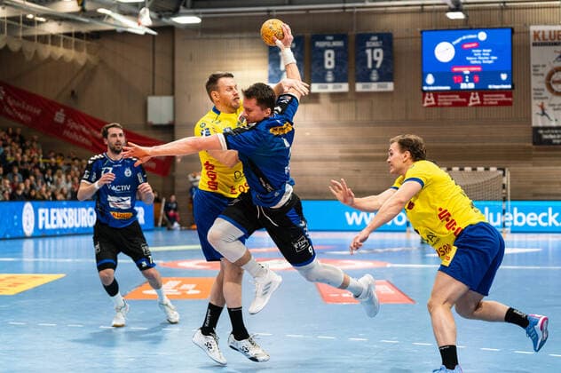 Sport Themen der Woche KW52 Tim Voelzke (HC Empor Rostock 15) foult Mex Raguse (VfL Luebeck-Schwartau 9) VfL Luebeck-Schwartau vs. HC Empor Rostock, Handball, 2. Bundesliga, Spieltag 18, Saison 2022 2023, 26.12.2022 -Pressefoto Marcel von Fehrn VfL Luebeck-Schwartau vs. HC Empor Rostock, Handball, 2. Bundesliga, Spieltag 18, Saison 2022 2023, 26.12.2022 Luebeck *** Tim Voelzke HC Empor Rostock 15 fouls Mex Raguse VfL Luebeck Schwartau 9 VfL Luebeck Schwartau vs HC Empor Rostock, Handball, 2 Bundesliga, Matchday 18, Season 2022 2023, 26 12 2022 Press photo Marcel von Fehrn VfL Luebeck Schwartau vs HC Empor Rostock, Handball, 2 Bundesliga, Matchday 18, Season 2022 2023, 26 12 2022 Luebeck Copyright: xEibnerxPressefoto MarcelxvonxFehrnx EP_EER