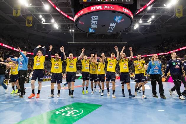 Sport Themen der Woche KW52 Sport Bilder des Tages Mannschaft der Löwen feiert, Rhein Neckar Loewen vs ASV Hamm Westfalen, LIQUI MOLY Handball Bundesliga, 26.12.2022 Foto Eibner Rhein Neckar Loewen vs ASV Hamm Westfalen, LIQUI MOLY Handball Bundesliga, 26.12.2022 *** Team of Lions celebrates, Rhein Neckar Loewen vs ASV Hamm Westfalen, LIQUI MOLY Handball Bundesliga, 26 12 2022 Foto Eibner Rhein Neckar Loewen vs ASV Hamm Westfalen, LIQUI MOLY Handball Bundesliga, 26 12 2022 Copyright: xNeisx Eibner-Pressefotox EP_ans