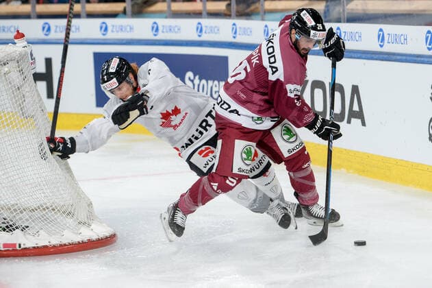 26 12 2022, Davos, Eisstadion Davos, Spengler Cup HC Sparta Praha Team Canada, Michal Repik of Sparta Prague against Cody Eakin of Team Canada Davos Eisstadion Davos Graubünden Switzerland  Copyright: xJustPictures.ch AndreaxBrancax