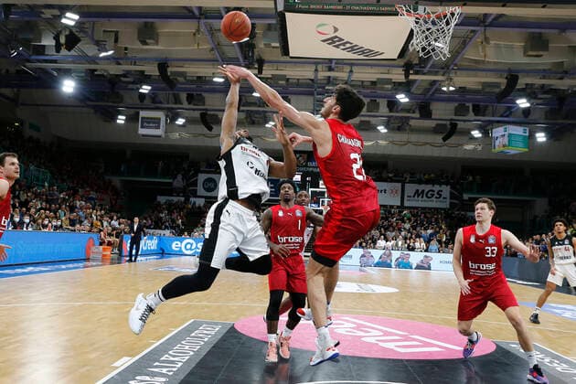 Sport Themen der Woche KW52 11. Spieltag der easyCredit BBL Basketball Bundesliga in der Oberfrankenhalle in Bayreuth Saison 2022-2023 Medi Bayreuth gegen Brose Bamberg Brandon Childress ( Medi Bayreuth) -0- links Gabriel Chachashvili (Brose Bamberg) -21- rechts *** 11 Matchday of the easyCredit BBL Basketball Bundesliga at Oberfrankenhalle in Bayreuth Season 2022 2023 Medi Bayreuth vs Brose Bamberg Brandon Childress Medi Bayreuth 0 left Gabriel Chachashvili Brose Bamberg 21 right