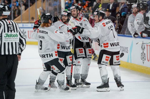 26 12 2022, Davos, Eisstadion Davos, Spengler Cup HC Sparta Praha Team Canada, Canada celebrate the 2 3 goal From left Cody Eakin of Team Canada, Thomas Gregoire of Team Canada, scorer Brett Connolly of Team Canada and Daniel Carr of Team Canada Davos Eisstadion Davos Graubünden Switzerland  Copyright: xJustPictures.ch AndreaxBrancax