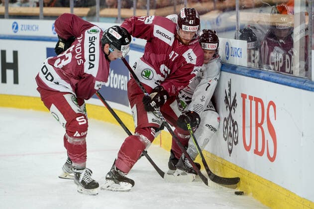 26 12 2022, Davos, Eisstadion Davos, Spengler Cup HC Sparta Praha Team Canada, Daniel Carr of Team Canada against Jan Buchtele of Sparta Prague and Martin Jandus of Sparta Prague Davos Eisstadion Davos Graubünden Switzerland  Copyright: xJustPictures.ch AndreaxBrancax