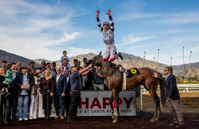 Bilder des Jahres 2022, Sport 12 Dezember Sport Themen der Woche KW52 Sport Bilder des Tages December 27, 2022, Arcadia, California, USA: December 26, 2022: Jockey Frankie Dettori does his famous flying dismount after winning the San Antonio Stakes (Grade 2) aboard Country Grammer at Santa Anita Park in Arcadia, California on December 26th, 2022. Alex Evers Eclipse Sportswire CSM Arcadia USA - ZUMAcs17 20221227_zaf_cs17_007 Copyright: xAlexxEvers EclipsexSportswire Csx