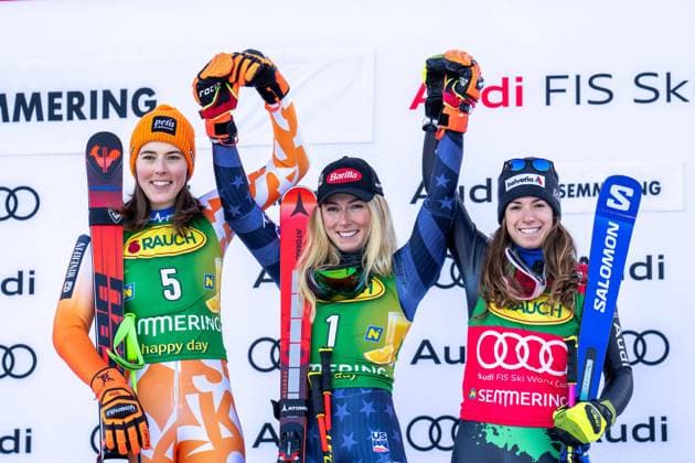 Bilder des Jahres 2022, Sport 12 Dezember Sport Themen der Woche KW52 Sport Bilder des Tages ALPINE SKIING - FIS WC Semmering SEMMERING,AUSTRIA,27.DEC.22 - ALPINE SKIING - FIS World Cup, giant slalom, ladies, award ceremony. Image shows the rejoicing of Petra Vlhova (SVK), Mikaela Shiffrin (USA) and Marta Bassino (ITA).  GEPAxpictures xEdgarxEisner