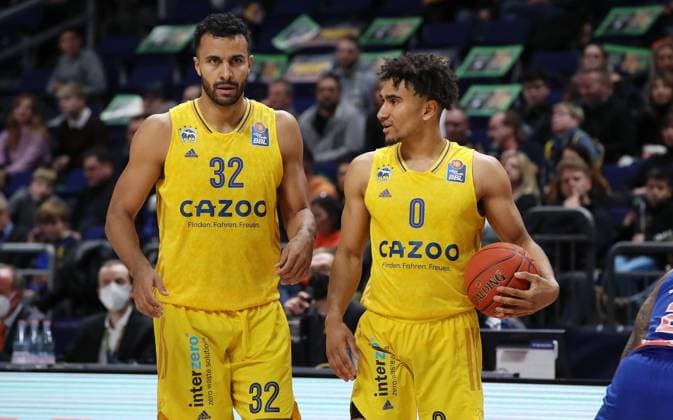 Johannes Thiemann, Maodo Lo talking action upper body upper body sports basketball BBL Bundesliga men season 2022 2023 27 12 2022 ALBA Berlin vs Syntainics MBS Weißenfels