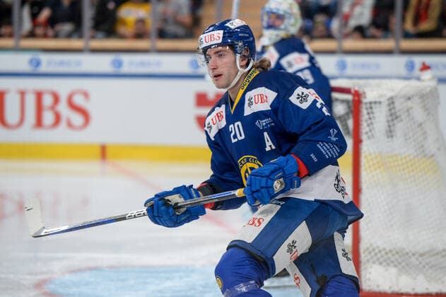 27 12 2022, Davos, Eisstadion Davos, Spengler Cup HC Davos Team Canada, Michael Fora of Davos Davos Eisstadion Davos Graubünden Switzerland  Copyright: xJustPictures.ch AndreaxBrancax