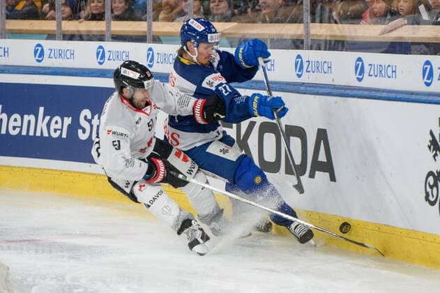 27 12 2022, Davos, Eisstadion Davos, Spengler Cup HC Davos Team Canada, Magnus Nygren of Davos against David Desharnais of Team Canada Davos Eisstadion Davos Graubünden Switzerland  Copyright: xJustPictures.ch AndreaxBrancax
