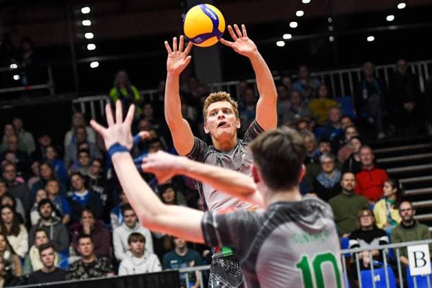Bilder des Jahres 2022, Sport 12 Dezember Sport Themen der Woche KW52 Sport Bilder des Tages GER, VBL, VfB Friedrichshafen vs TSV Haching München Muenchen 27.12.2022, Messehalle B2, Friedrichshafen, GER, VBL, VfB Friedrichshafen vs TSV Haching München Muenchen, im Bild Marcell Mikulass Koch (Haching, 1), Zuspiel auf Daniel Günther Guenther (Haching, 10) *** GER, VBL, VfB Friedrichshafen vs TSV Haching München Muenchen 27 12 2022, Messehalle B2, Friedrichshafen, GER, VBL, VfB Friedrichshafen vs TSV Haching München Muenchen, in picture Marcell Mikulass Koch Haching, 1 , pass to Daniel Guenther Guenther Haching, 10 nordphotoxGmbHx xHafner nph00200