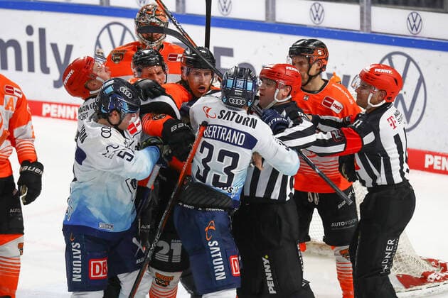 Sport Themen der Woche KW52 Sport Bilder des Tages 28.12.2022, xgox, Eishockey - Penny DEL, Grizzlys Wolfsburg - ERC Ingolstadt emspor, v.l. Auseinandersetzung, Rauferei, Zweikampf, Duell, Kampf, tackle Bjoern Krupp (Wolfsburg, 5), Fabio Wagner (Ingolstadt, 5), Charles Bertrand (Ingolstadt, 33) Wolfsburg *** 28 12 2022, xgox, ice hockey penny DEL, Grizzlys Wolfsburg ERC Ingolstadt emspor, v l altercation, brawl, duel, fight, tackle Bjoern Krupp Wolfsburg, 5 , Fabio Wagner Ingolstadt, 5 , Charles Bertrand Ingolstadt, 33 Wolfsburg