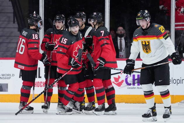 Eishockey, U20 WM, Kanada - Deutschland December 28, 2022, Halifax, NS, Canada: Canada™s Shane Wright, third from left, celebrates his goal with teammates in front of Germany™s Robin van Calster during first period IIHF World Junior Hockey Championship action in Halifax on Wednesday, December 28, 2022. Shane Wright, Robin van Calster - ZUMAc35_ 20221228_zaf_c35_035 Copyright: xDarrenxCalabresex