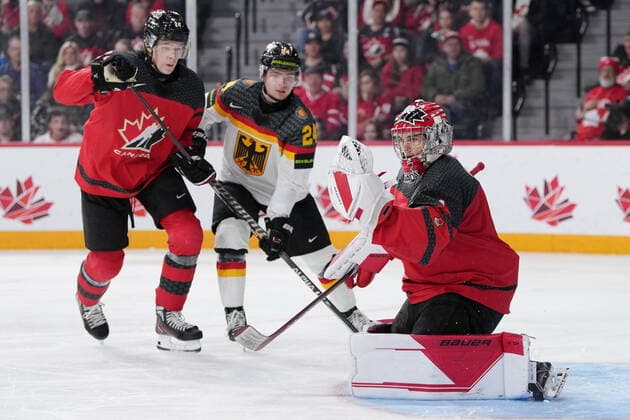 Sport Bilder des Tages Eishockey, U20 WM, Kanada - Deutschland December 28, 2022, Halifax, NS, Canada: Canada goaltender Thomas Milic, right, makes a save as teammate Ethan Del Mastro, left, keeps Germany™s Roman Kechter away from a rebound during third period IIHF World Junior Hockey Championship action in Halifax on Wednesday, December 28, 2022. Thomas Milic, Ethan Del Mastro, Roman Kechter - ZUMAc35_ 20221228_zaf_c35_054 Copyright: xDarrenxCalabresex