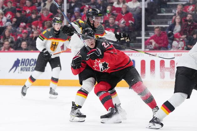 Eishockey, U20 WM, Kanada - Deutschland December 28, 2022, Halifax, NS, Canada: Canada™s Nathan Gaucher, right, collides with Germany™s Ryan Del Monte during second period IIHF World Junior Hockey Championship action in Halifax on Wednesday, December 28, 2022. Nathan Gaucher, Ryan Del Monte - ZUMAc35_ 20221228_zaf_c35_056 Copyright: xDarrenxCalabresex