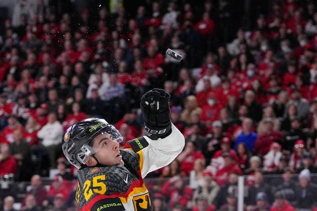 Eishockey, U20 WM, Kanada - Deutschland December 28, 2022, Halifax, NS, Canada: Germany™s Robin van Calster tries to catch an errant puck during first period IIHF World Junior Hockey Championship action against Canada in Halifax on Wednesday, December 28, 2022. Robin van Calster  - ZUMAc35_ 20221228_zaf_c35_060 Copyright: xDarrenxCalabresex