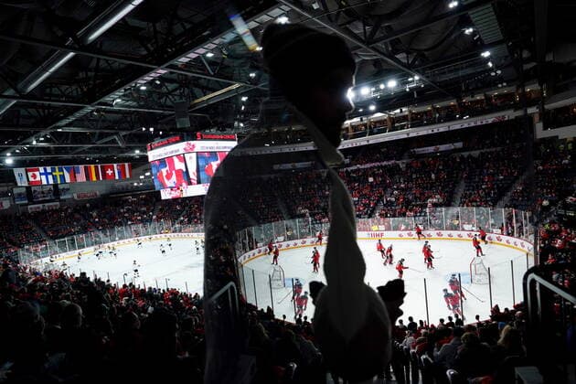 Sport Bilder des Tages Eishockey, U20 WM, Kanada - Deutschland December 28, 2022, Halifax, NS, Canada: A fan walks past a pane of glass during prior to IIHF World Junior Hockey Championship action between Canada and Germany in Halifax on Wednesday, December 28, 2022. Canada News - December 28, 2022  - ZUMAc35_ 20221228_zaf_c35_061 Copyright: xDarrenxCalabresex