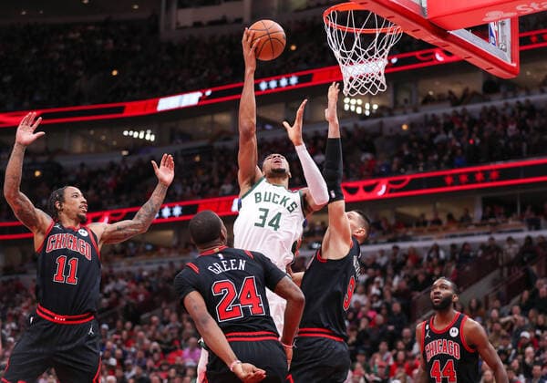 Sport Themen der Woche KW52 CHICAGO, IL - DECEMBER 28: Milwaukee Bucks Forward Giannis Antetokounmpo (34) shoots the ball during a NBA, Basketball Herren, USA game between the Milwaukee Bucks and the Chicago Bulls on December 28, 2022 at the United Center in Chicago, IL. (Photo by Melissa Tamez Icon Sportswire) NBA: DEC 28 Bucks at Bulls Icon22122844