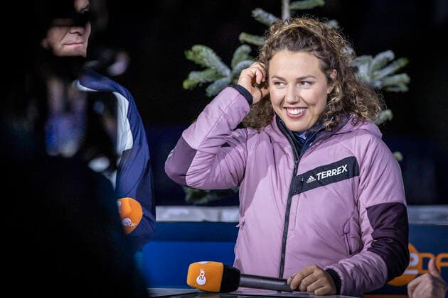bett1.de WTC Biathlon auf Schalke, 28.12.2022 Laura Dahlmeier, ZDF-Expertin, bei der bett1.de WTC Biathlon auf Schalke am 28.12.2022 in der Veltins-Arena in Gelsenkirchen (Nordrhein-Westfalen). *** bett1 de WTC Biathlon on Schalke, 28 12 2022 Laura Dahlmeier, ZDF expert, at the bett1 de WTC Biathlon on Schalke on 28 12 2022 at the Veltins Arena in Gelsenkirchen North Rhine-Westphalia Copyright: xBEAUTIFULxSPORTS LeahxKohringx