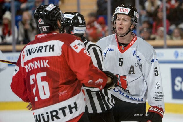 29 12 2022, Davos, Eisstadion Davos, Spengler Cup Orebro HK Team Canada, Gustav Backstrom of Örebro HK against Daniel Winnik of Team Canada Davos Eisstadion Davos Graubünden Switzerland  Copyright: xJustPictures.ch AndreaxBrancax