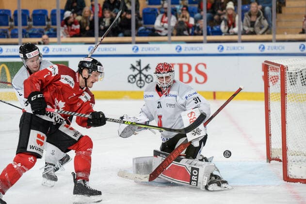 29 12 2022, Davos, Eisstadion Davos, Spengler Cup Orebro HK Team Canada, Daniel Carr of Team Canada against goalkeeper Jonas Arntzen of Örebro HK Davos Eisstadion Davos Graubünden Switzerland  Copyright: xJustPictures.ch AndreaxBrancax