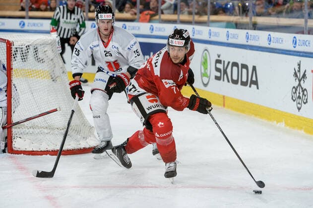 29 12 2022, Davos, Eisstadion Davos, Spengler Cup Orebro HK Team Canada, Colton Sceviour of Team Canada against Philip Holm of Örebro HK Davos Eisstadion Davos Graubünden Switzerland  Copyright: xJustPictures.ch AndreaxBrancax