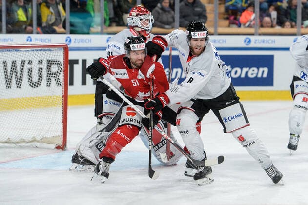 29 12 2022, Davos, Eisstadion Davos, Spengler Cup Orebro HK Team Canada, David Desharnais of Team Canada against Quinton Howden of Örebro HK Davos Eisstadion Davos Graubünden Switzerland  Copyright: xJustPictures.ch AndreaxBrancax