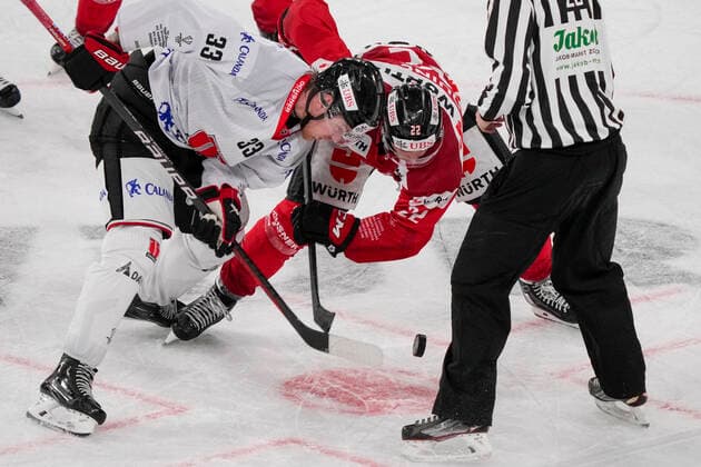 DAVOS, SWITZERLAND DECEMBER 29 Christopher Mastomki of Örebro HK L at the face off against Alan Quine of Team Canada C during the match between Orebro HK and Team Canada at Eisstadion Davos on December 28, 2022 in Davos, Switzerland Davos Graubunden Switzerland  Copyright: xJustPictures.ch JarixPestelaccix