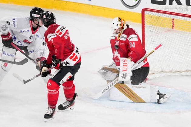 DAVOS, SWITZERLAND DECEMBER 29 goalkeeper Michael Hutchinson of Team Canada R during the match between Orebro HK and Team Canada at Eisstadion Davos on December 28, 2022 in Davos, Switzerland Davos Graubunden Switzerland  Copyright: xJustPictures.ch JarixPestelaccix