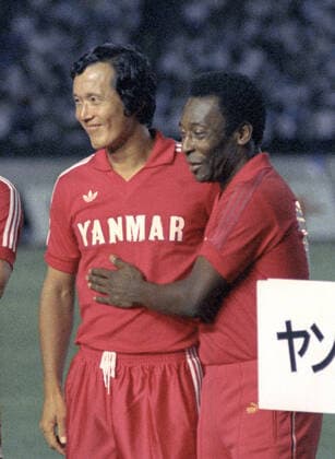 Football legend Pele dies at 82 File photo taken in August 1984 shows Pele (R) talking to Japanese football star Kunishige Kamamoto following Kamamoto s retirement match in Tokyo. The Brazilian football legend died at 82 on Dec. 29, 2022, after a battle with colon cancer.  A14AA0001380140P 