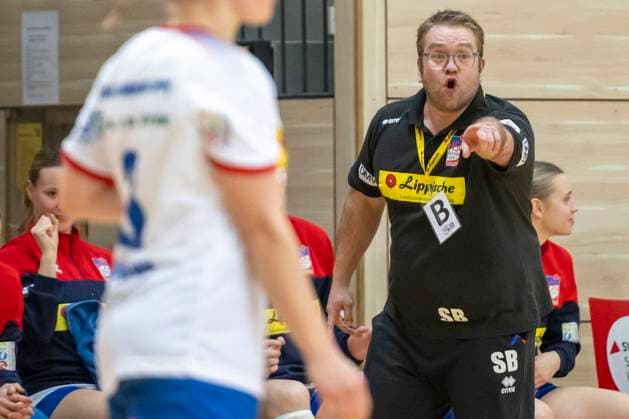 Halle, Germany 30 December 2022 1 HBL women 2022 2023 SV Union Halle Neustadt Wildcats vs Blomberg Lippe coach Steffen Birkner Blomberg gestures on the pitch SWH arena Saxony Anhalt Copyright: xFotostandx xBallaschx