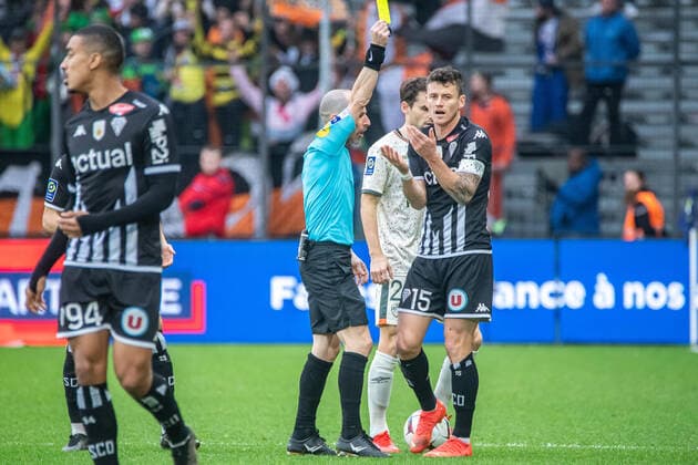 Pierrick Capelle (ANGERS SCO) William Lavis (Arbitre Central) FOOTBALL : Angers SCO vs FC Lorient - Ligue 1 - Journee 17 - 01 01 2023 BaptisteAutissier Panoramic 
