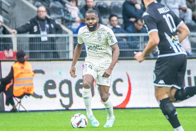 GÃ dÃ on Kalulu (FC Lorient) FOOTBALL : Angers SCO vs FC Lorient - Ligue 1 - Journee 17 - 01 01 2023 BaptisteAutissier Panoramic 