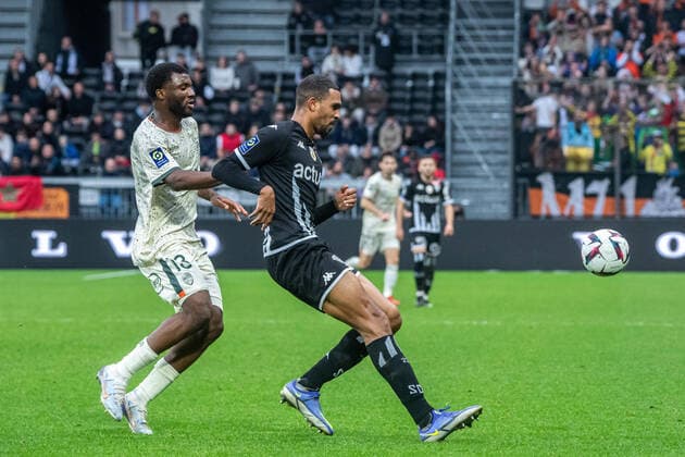 Terem Moffi (FC Lorient) CÃ dric Hountondji (ANGERS SCO) FOOTBALL : Angers SCO vs FC Lorient - Ligue 1 - Journee 17 - 01 01 2023 BaptisteAutissier Panoramic 