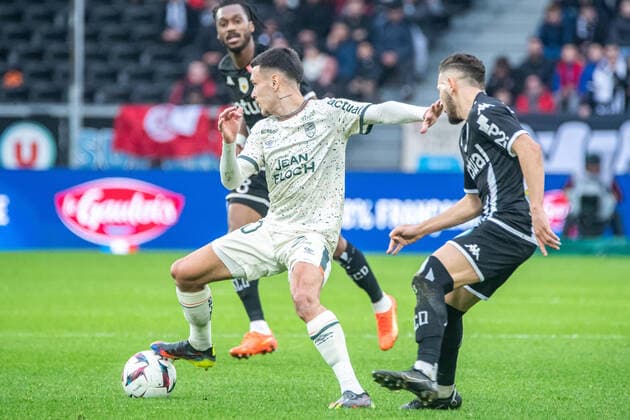 Enzo Le FÃ e (FC Lorient) FOOTBALL : Angers SCO vs FC Lorient - Ligue 1 - Journee 17 - 01 01 2023 BaptisteAutissier Panoramic 