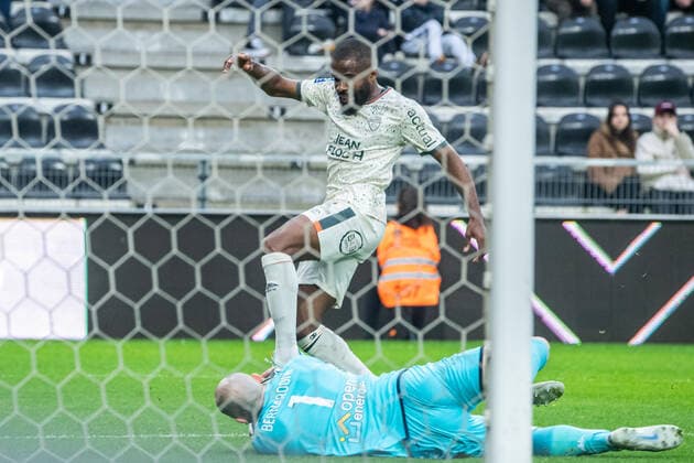 GÃ dÃ on Kalulu (FC Lorient) FOOTBALL : Angers SCO vs FC Lorient - Ligue 1 - Journee 17 - 01 01 2023 BaptisteAutissier Panoramic 