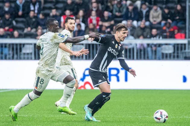 Bonke Innocent (FC Lorient) Farid El Melali (SCO ANGERS) FOOTBALL : Angers SCO vs FC Lorient - Ligue 1 - Journee 17 - 01 01 2023 BaptisteAutissier Panoramic 
