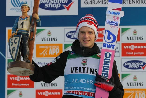 Bilder des Jahres 2023, Sport 01 Januar Sport Themen der Woche KW52 Sport Bilder des Tages Ski jumping, Skispringen, Ski, nordisch - FIS WC Garmisch-Partenkirchen GARMISCH-PARTENKIRCHEN,GERMANY,01.JAN.23 - NORDIC SKIING, SKI JUMPING - FIS World Cup, Four Hills Tournament, large hill, award ceremony. Image shows the rejoicing of Halvor Egner Granerud (NOR). keywords: trophy.  GEPAxpictures xThomasxBachun
