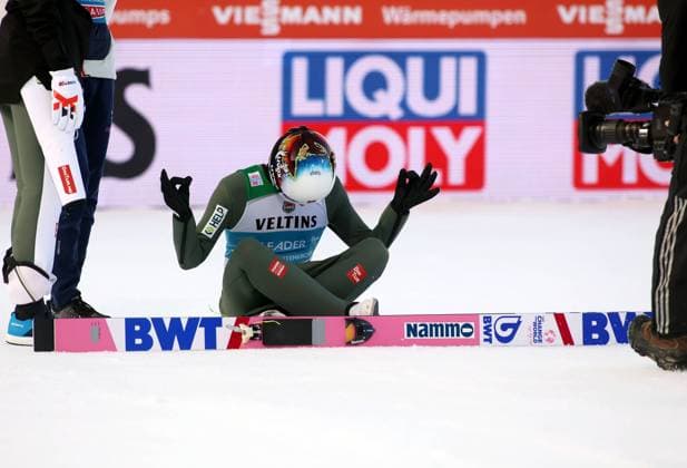 Bilder des Jahres 2023, Sport 01 Januar Sport Themen der Woche KW52 Sport Bilder des Tages Garmisch-Partenkirchen, Deutschland 01. Januar 2023: 71.internationale Vierschanzentournee, Skispringen, Herren, Weltcup, Garmisch-Partenkirchen, Grosse Olympiaschanze, Olympia Skistadion, NEUJAHRSSKISPRINGEN, Wettkampf Der Sieger sitzt auf dem Boden im Auslauf und verneigt sich vor der Schanze, GRANERUD Halvor Egner (NOR) *** Garmisch Partenkirchen, Germany 01 January 2023 71 international Four Hills Tournament, Ski Jumping, Men, World Cup, Garmisch Partenkirchen, Great Olympic Hill, Olympic Ski Stadium, NEW YEAR SKI JUMPING, Competition The winner sits on the ground in the run-out and bows to the hill, GRANERUD Halvor Egner NOR