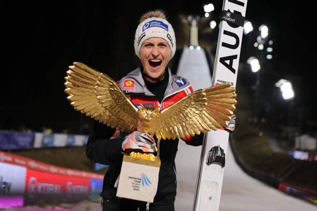 Bilder des Jahres 2023, Sport 01 Januar Sport Themen der Woche KW52 Sport Bilder des Tages Ski jumping, Skispringen, Ski, nordisch - FIS WC Ljubno LJUBNO,SLOVENIA,01.JAN.23 - NORDIC SKIING, SKI JUMPING - FIS World Cup, Silvester Tournament, ladies, normal hill. Image shows the rejoicing of Eva Pinkelnig (AUT). keywords: trophy.  GEPAxpictures xMaticxKlansek