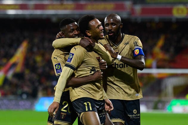 Sport Themen der Woche KW52 Sport Bilder des Tages Joie des joueurs de Lens apres le but de LoÃ¯s OPENDA ( 11 - Lens ) - FOOTBALL : Lens vs PSG - Ligue 1 - 01 01 2023 FedericoPestellini Panoramic 
