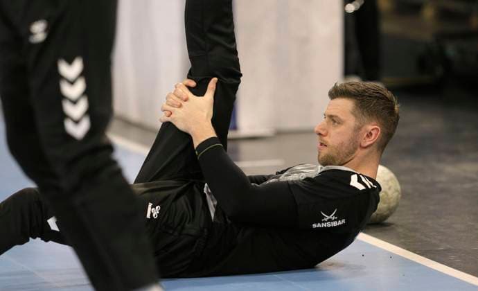 Photo Niclas Ekberg Kiel stretching before kickoff Handball Men Mo 26 12 2022 THW Kiel GWD Minden 36 29
