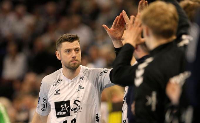 Photo Niclas Ekberg Kiel cheers with the substitutes after successfully converted seven-meter Handball Men Mo 26 12 2022 THW Kiel GWD Minden 36 29