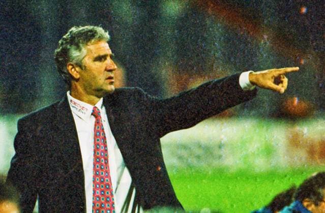 RECORD DATE NOT STATED Aus 2. Bl. Saison 1998 99 Hannover 96 - Karlsruher SC 1:0 am 30.07.1998. Im Foto: KSC Trainer Jörg Berger *** From 2 Bl season 1998 99 Hannover 96 Karlsruher SC 1 0 on 30 07 1998 In photo KSC coach Joerg Berger