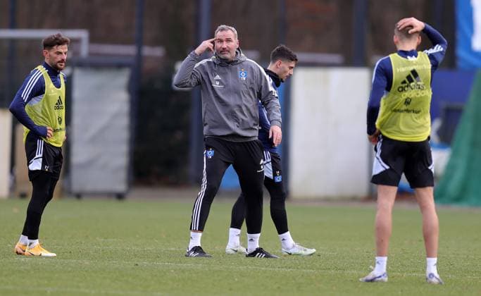 Sport Themen der Woche KW01 Sport Bilder des Tages Hamburger SV Training 02.01.2023 Hamburger SV Training 02.01.2023 am Volksparkstadioin v.l.. Tim Leibold (Hamburger SV), Trainer Tim Walter (Hamburger SV), Ludovit Reis (Hamburger SV), Foto: Michael Schwarz *** Hamburger SV Training 02 01 2023 Hamburger SV Training 02 01 2023 am Volksparkstadioin f l Tim Leibold Hamburger SV , Trainer Tim Walter Hamburger SV , Ludovit Reis Hamburger SV , Foto Michael Schwarz