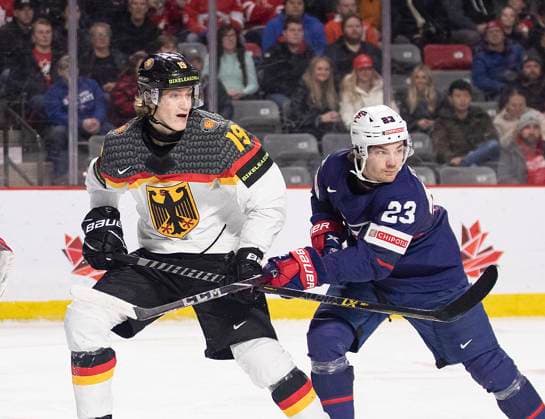 Bilder des Jahres 2023, Sport 01 Januar Sport Themen der Woche KW01 Sport Bilder des Tages January 2, 2023, Moncton, NB, Canada: Germany s Eric Hordler, left, and USA s Jack Peart keep a close eye on each other during third period IIHF World Junior Hockey Championship hockey action in Moncton, N.B., Monday, Jan. 2, 2023. Canada News - January 2, 2023  - ZUMAc35_ 20230102_zaf_c35_096 Copyright: xRonxWardx